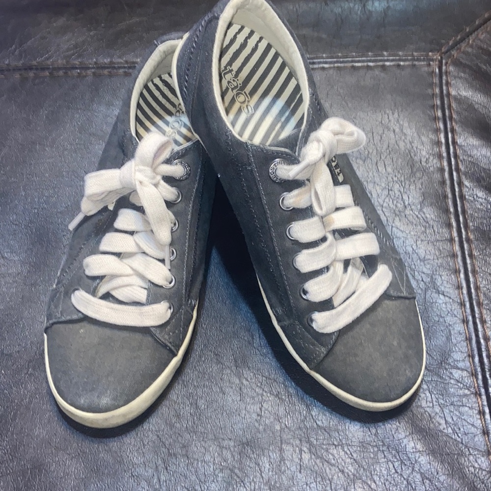 Taos Footwear Star lace up dark gray shoes size 8